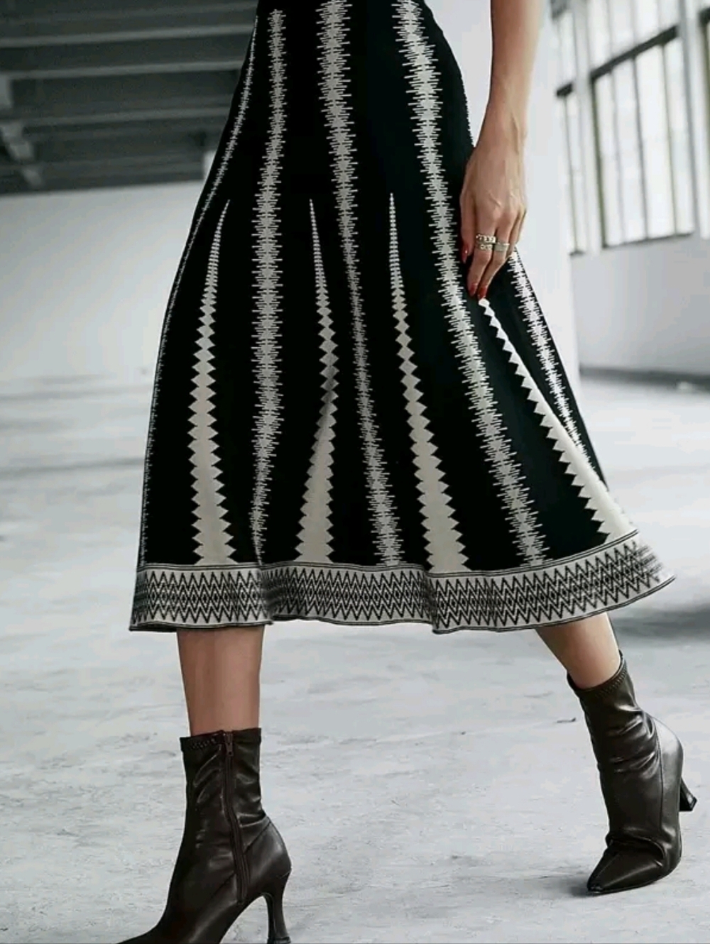 Elegant High Waist Zigzag Pattern Knitted Sweater Skirt